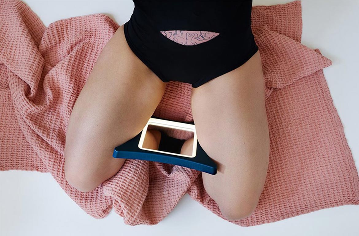 Featured image for Nyssa's Self-Check Mirror Lets You—You Guessed It—Take an Easy Look At Your Bits, So I Tried It