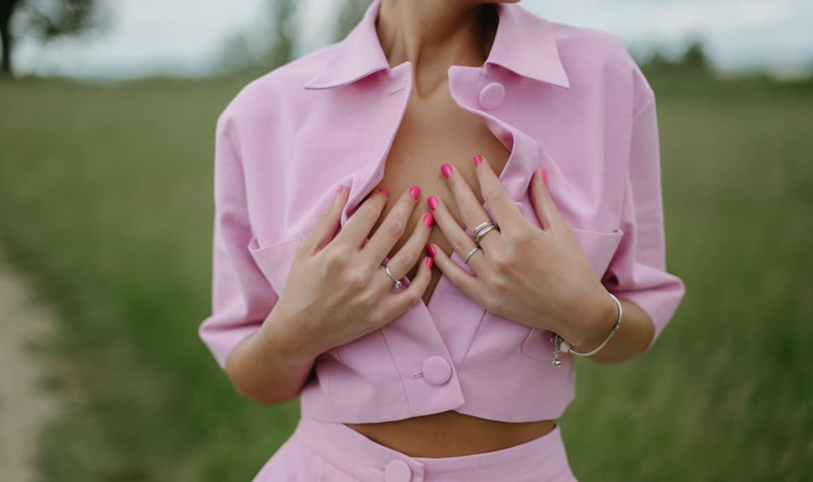 Featured image for 7 Reasons Why Your Nipples Hurt When You Touch Them, Even Though You’re Not Pregnant