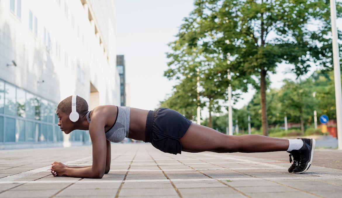 Featured image for If You’re a Beginner, Here’s the Unintimidating Way To Work Up To Holding a Plank