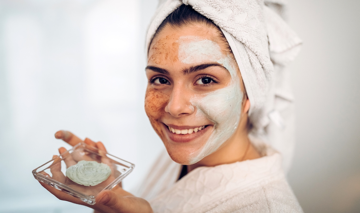 Featured image for The Viral Flaxseed Face Mask Claims To Mimic the Skin-Tightening Effects of Botox, But Dermatologists Have Some Thoughts