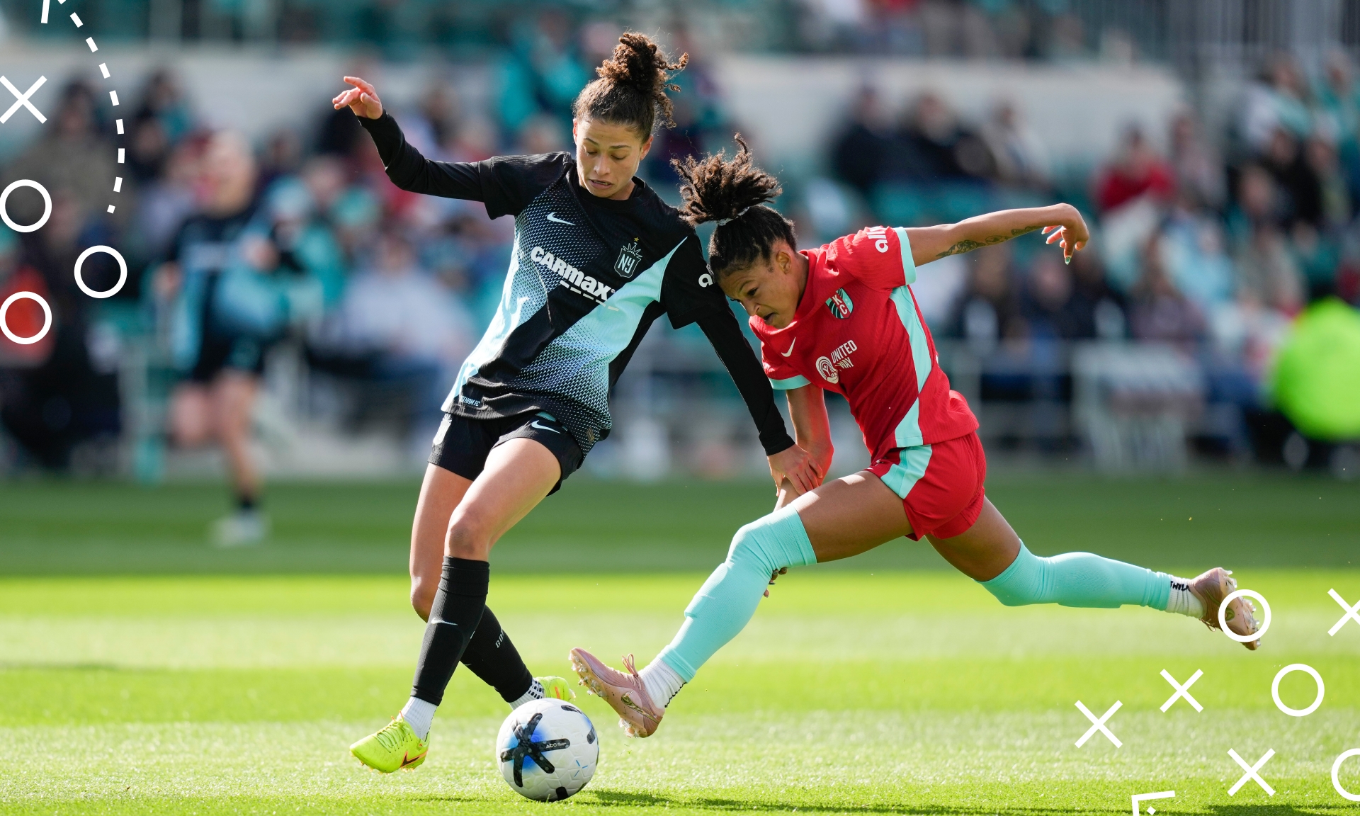 Croix Bethune #8 of Kansas City Current controls the ball against Jessica Carter #27 of NJ/NY Gotham FC during the NWSL match